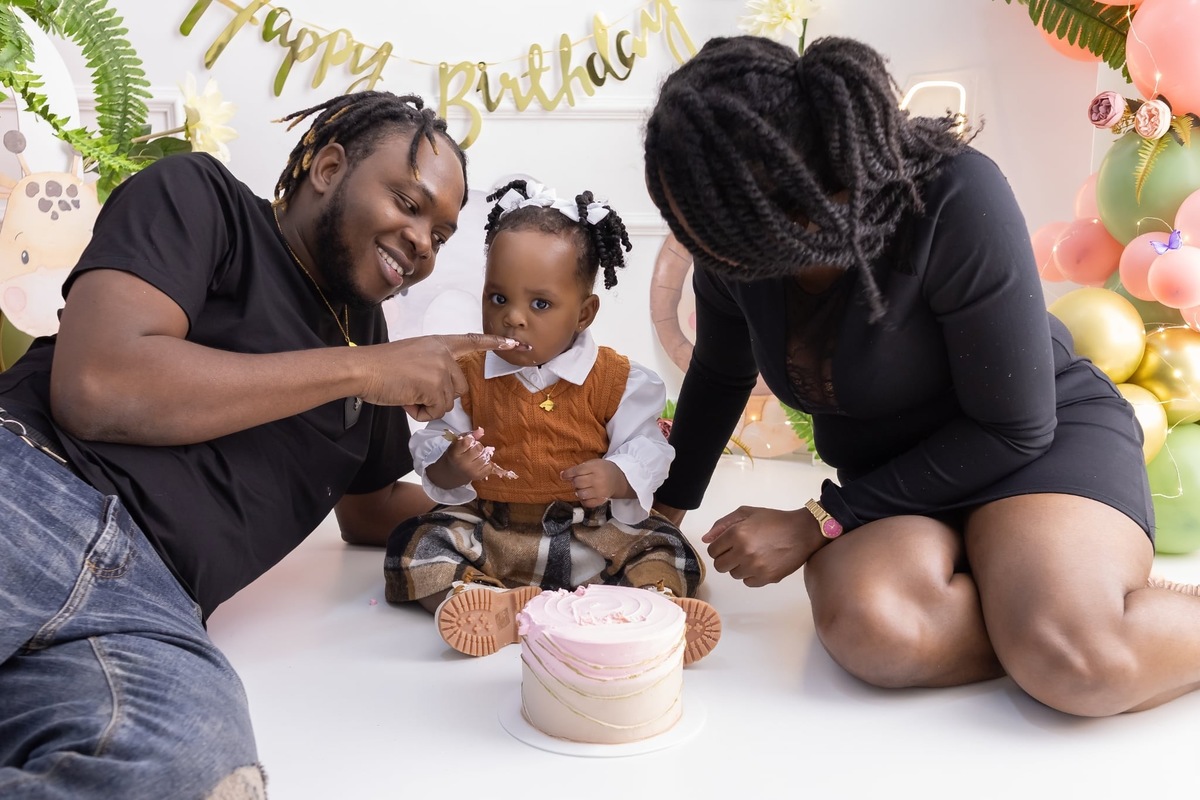 Ensaio de smash the cake em estúdio. Fotografo em Londrina especializado em ensaios de bebes, família e crianças. Momento registrado pela fotografa Giscellayne.