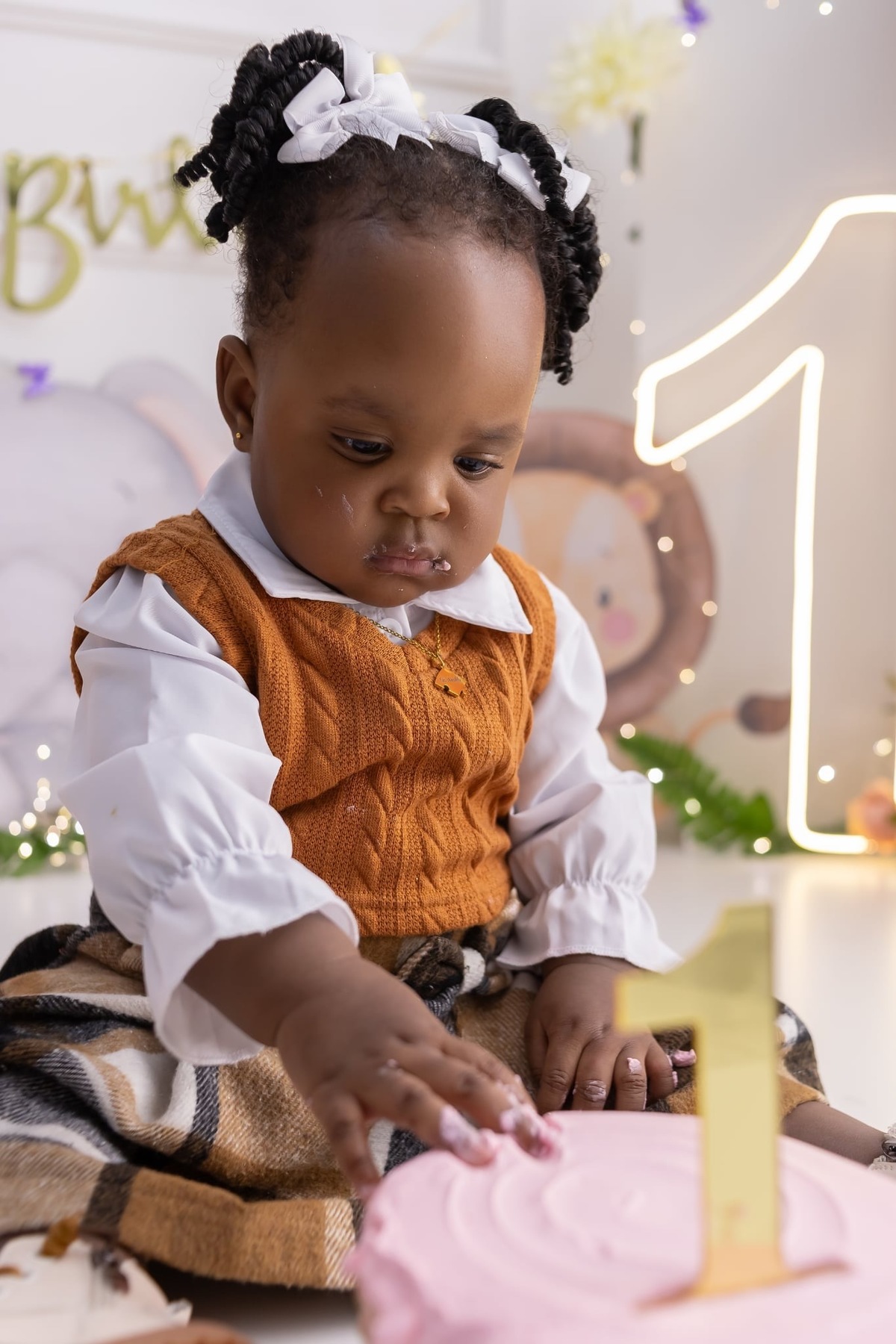 Ensaio de smash the cake em estúdio. Fotografo em Londrina especializado em ensaios de bebes, família e crianças. Momento registrado pela fotografa Giscellayne.