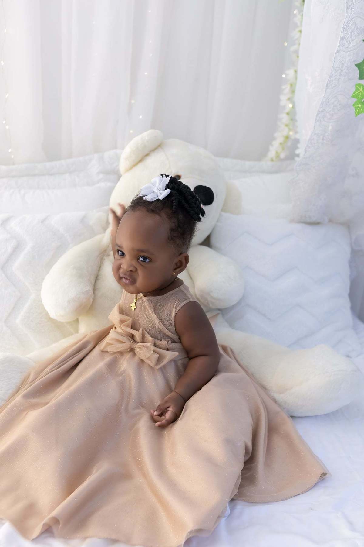 Ensaio de smash the cake em estúdio. Fotografo em Londrina especializado em ensaios de bebes, família e crianças. Momento registrado pela fotografa Giscellayne.