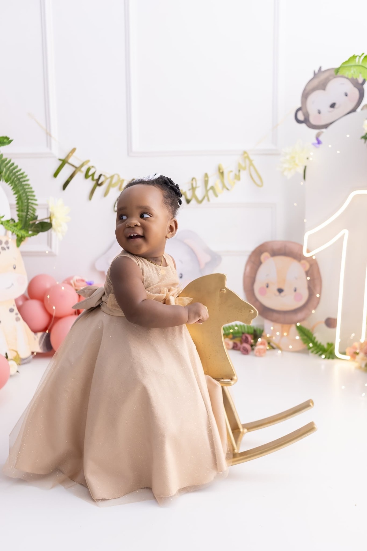 Ensaio de smash the cake em estúdio. Fotografo em Londrina especializado em ensaios de bebes, família e crianças. Momento registrado pela fotografa Giscellayne.