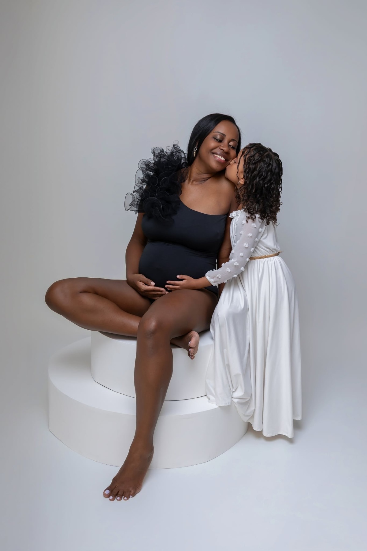 Ensaio de gestante em estúdio. Fotografo em Londrina especializado em ensaios de bebes, família e crianças. Momento registrado pela fotografa Giscellayne.