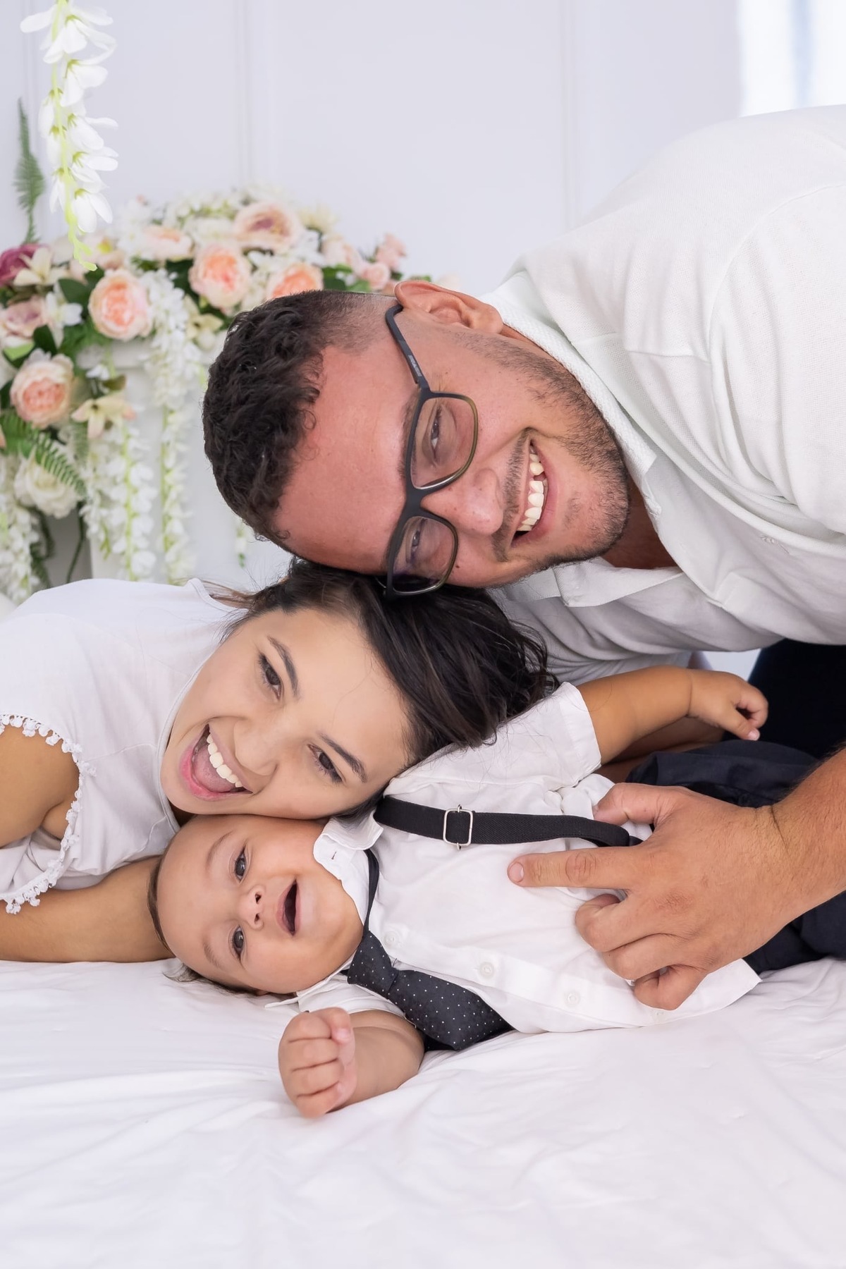 Ensaio de smash the cake em estúdio. Fotografo em Londrina especializado em ensaios de bebes, família e crianças. Momento registrado pela fotografa Giscellayne.