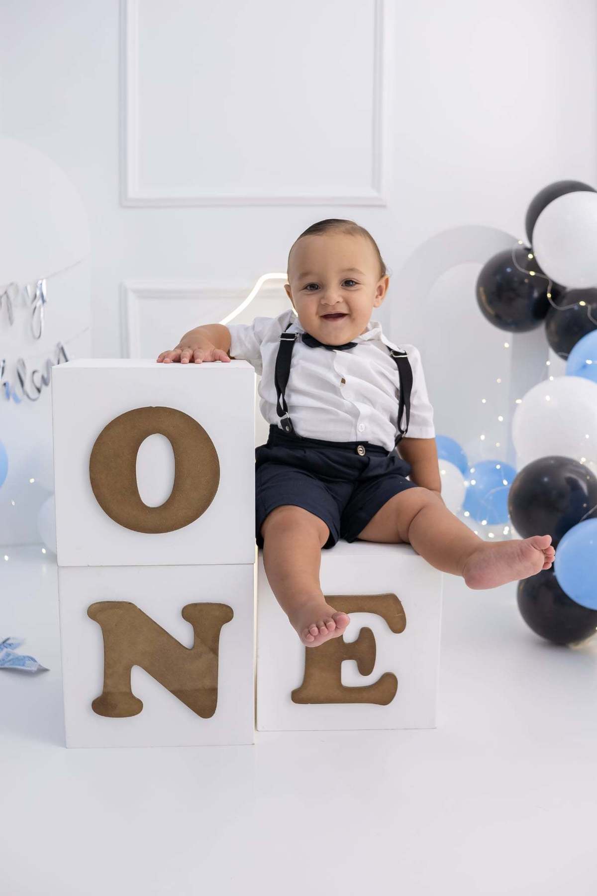 Ensaio de smash the cake em estúdio. Fotografo em Londrina especializado em ensaios de bebes, família e crianças. Momento registrado pela fotografa Giscellayne.