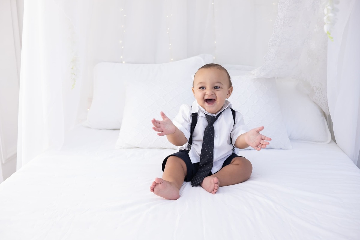 Ensaio de smash the cake em estúdio. Fotografo em Londrina especializado em ensaios de bebes, família e crianças. Momento registrado pela fotografa Giscellayne.