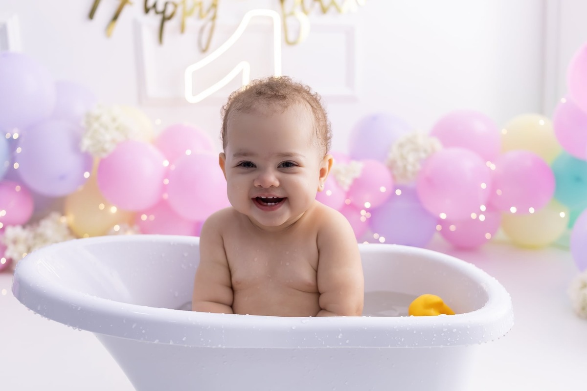 Ensaio de smash the cake em estúdio. Fotografo em Londrina especializado em ensaios de bebes, família e crianças. Momento registrado pela fotografa Giscellayne.