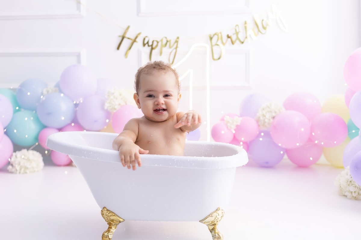 Ensaio de smash the cake em estúdio. Fotografo em Londrina especializado em ensaios de bebes, família e crianças. Momento registrado pela fotografa Giscellayne.