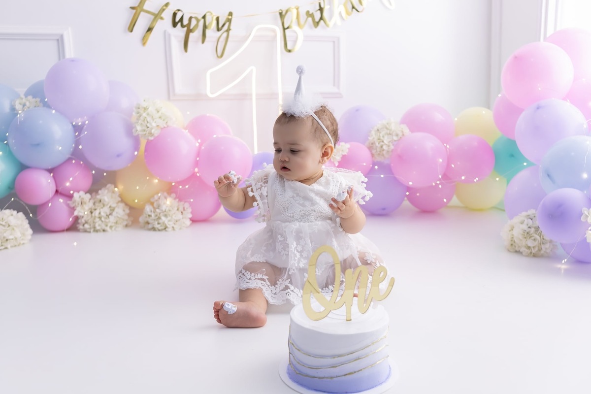 Ensaio de smash the cake em estúdio. Fotografo em Londrina especializado em ensaios de bebes, família e crianças. Momento registrado pela fotografa Giscellayne.