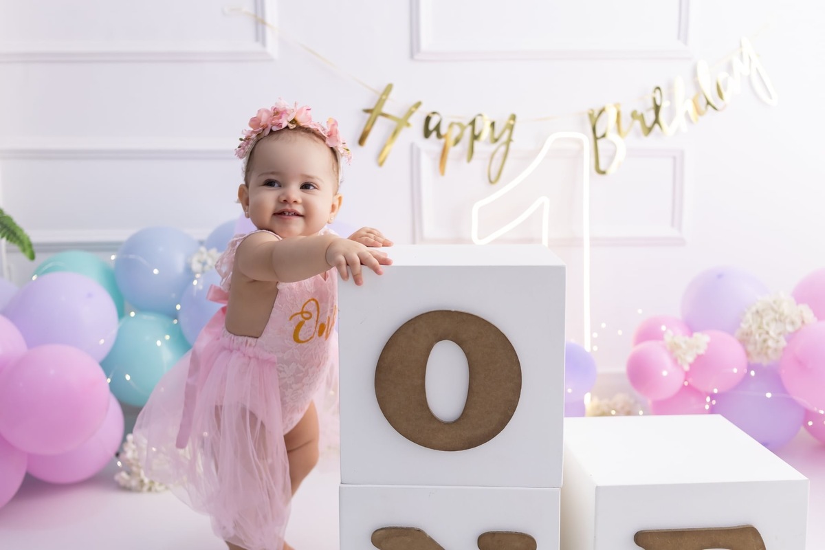 Ensaio de smash the cake em estúdio. Fotografo em Londrina especializado em ensaios de bebes, família e crianças. Momento registrado pela fotografa Giscellayne.