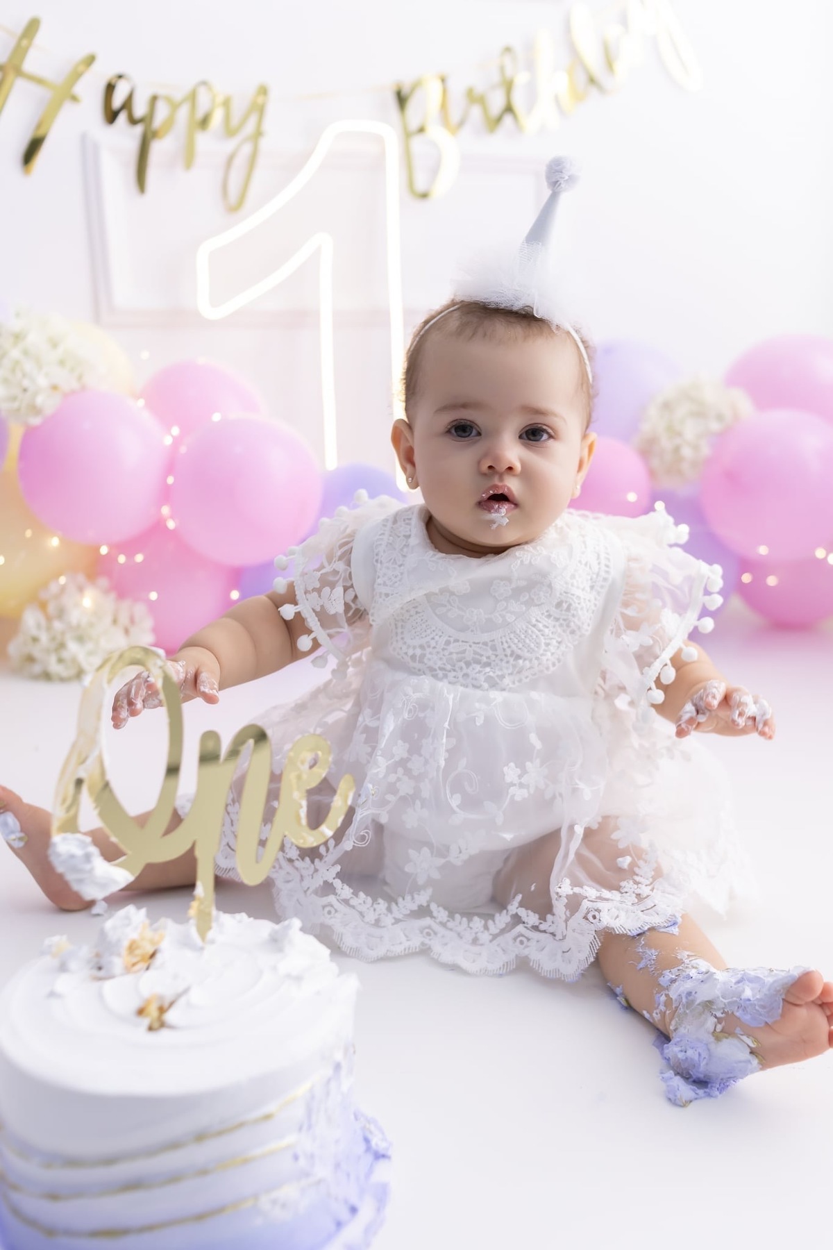 Ensaio de smash the cake em estúdio. Fotografo em Londrina especializado em ensaios de bebes, família e crianças. Momento registrado pela fotografa Giscellayne.