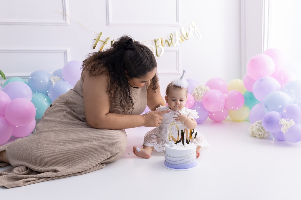 Ensaio de smash the cake em estúdio. Fotografo em Londrina especializado em ensaios de bebes, família e crianças. Momento registrado pela fotografa Giscellayne.