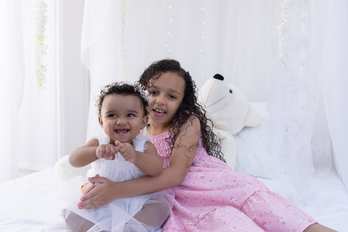 Ensaio de smash the cake em estúdio. Fotografo em Londrina especializado em ensaios de bebes, família e crianças. Momento registrado pela fotografa Giscellayne.