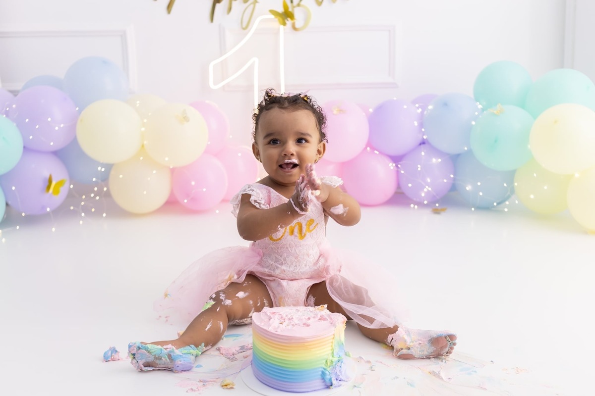 Ensaio de smash the cake em estúdio. Fotografo em Londrina especializado em ensaios de bebes, família e crianças. Momento registrado pela fotografa Giscellayne.