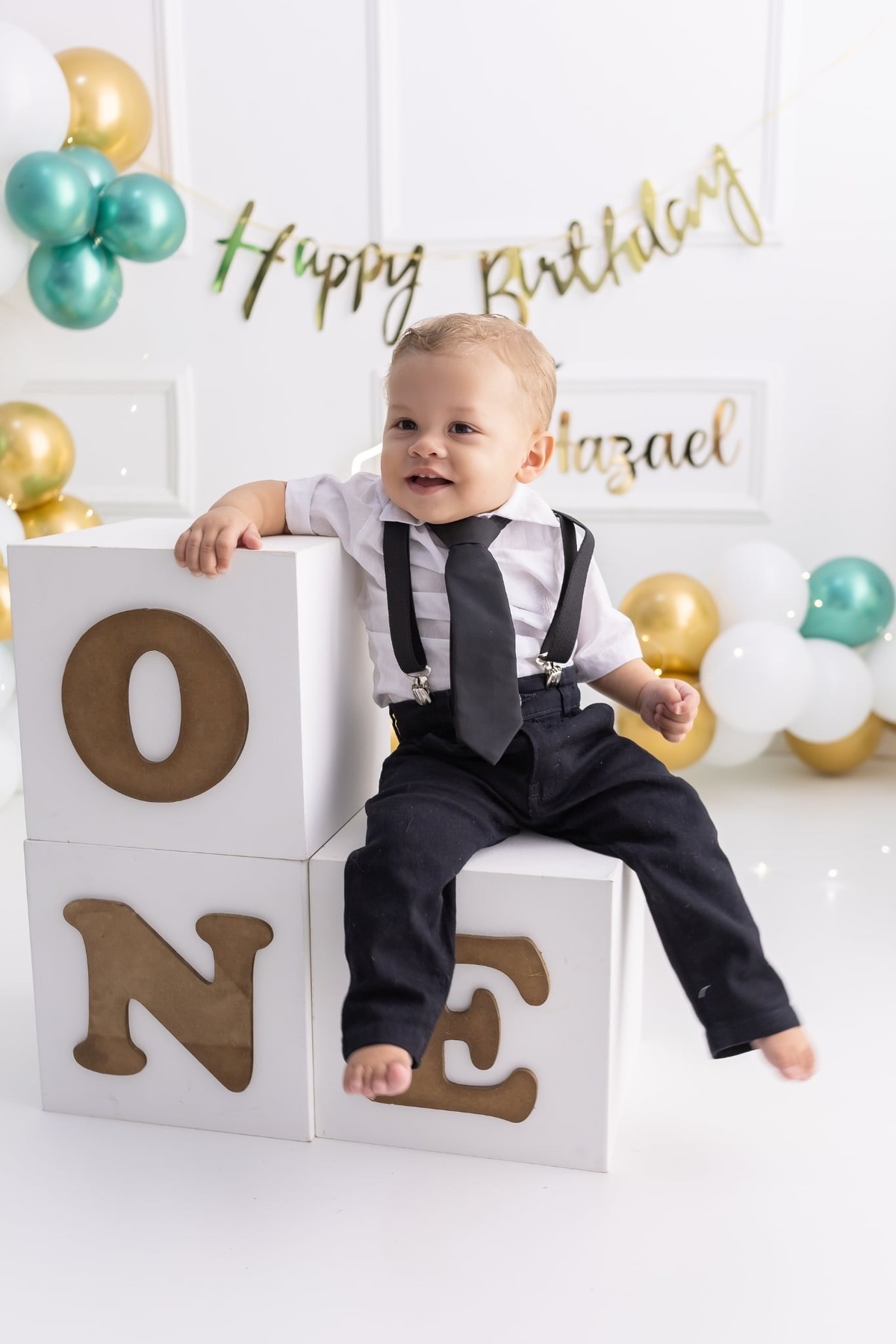 Ensaio de smash the cake em estúdio. Fotografo em Londrina especializado em ensaios de bebes, família e crianças. Momento registrado pela fotografa Giscellayne.