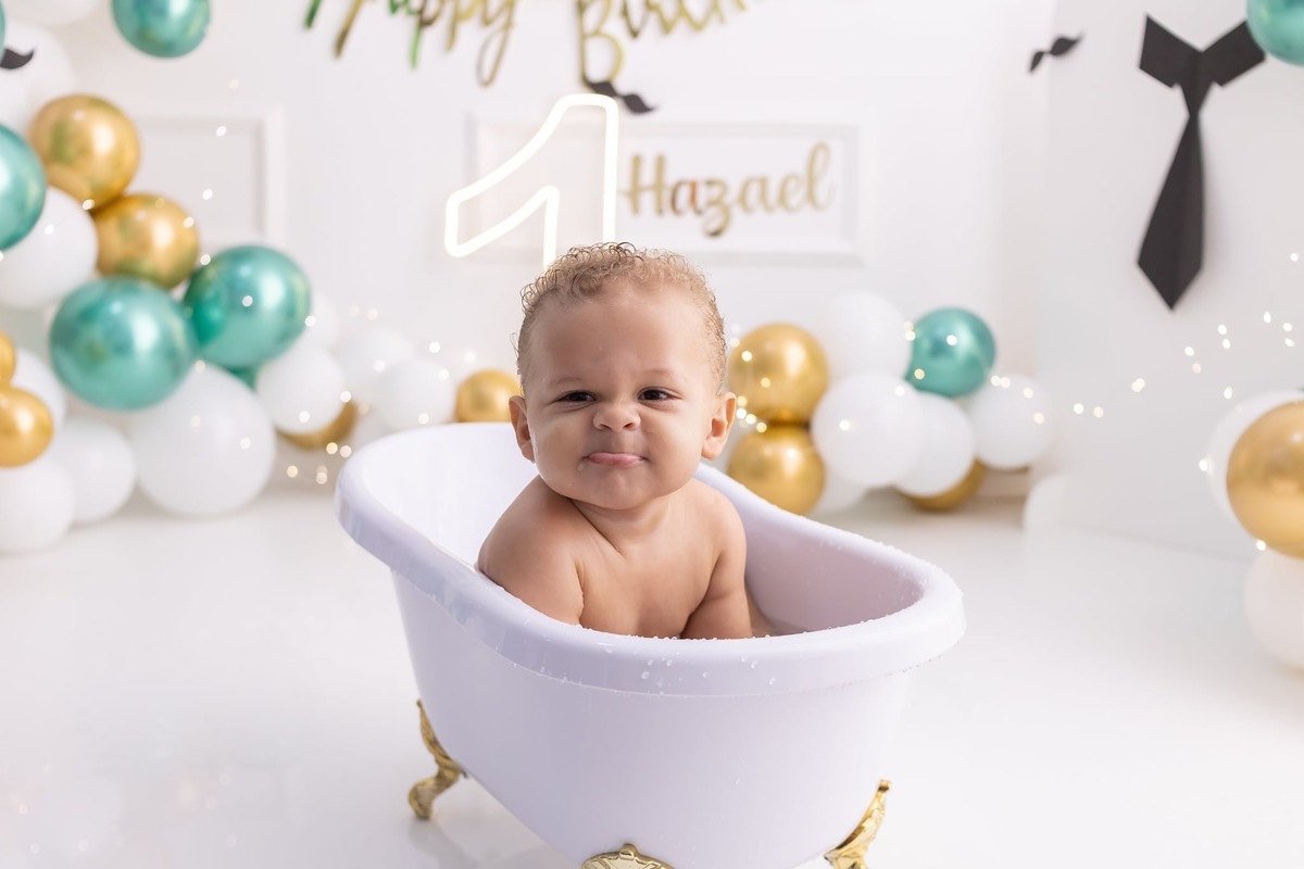 Ensaio de smash the cake em estúdio. Fotografo em Londrina especializado em ensaios de bebes, família e crianças. Momento registrado pela fotografa Giscellayne.