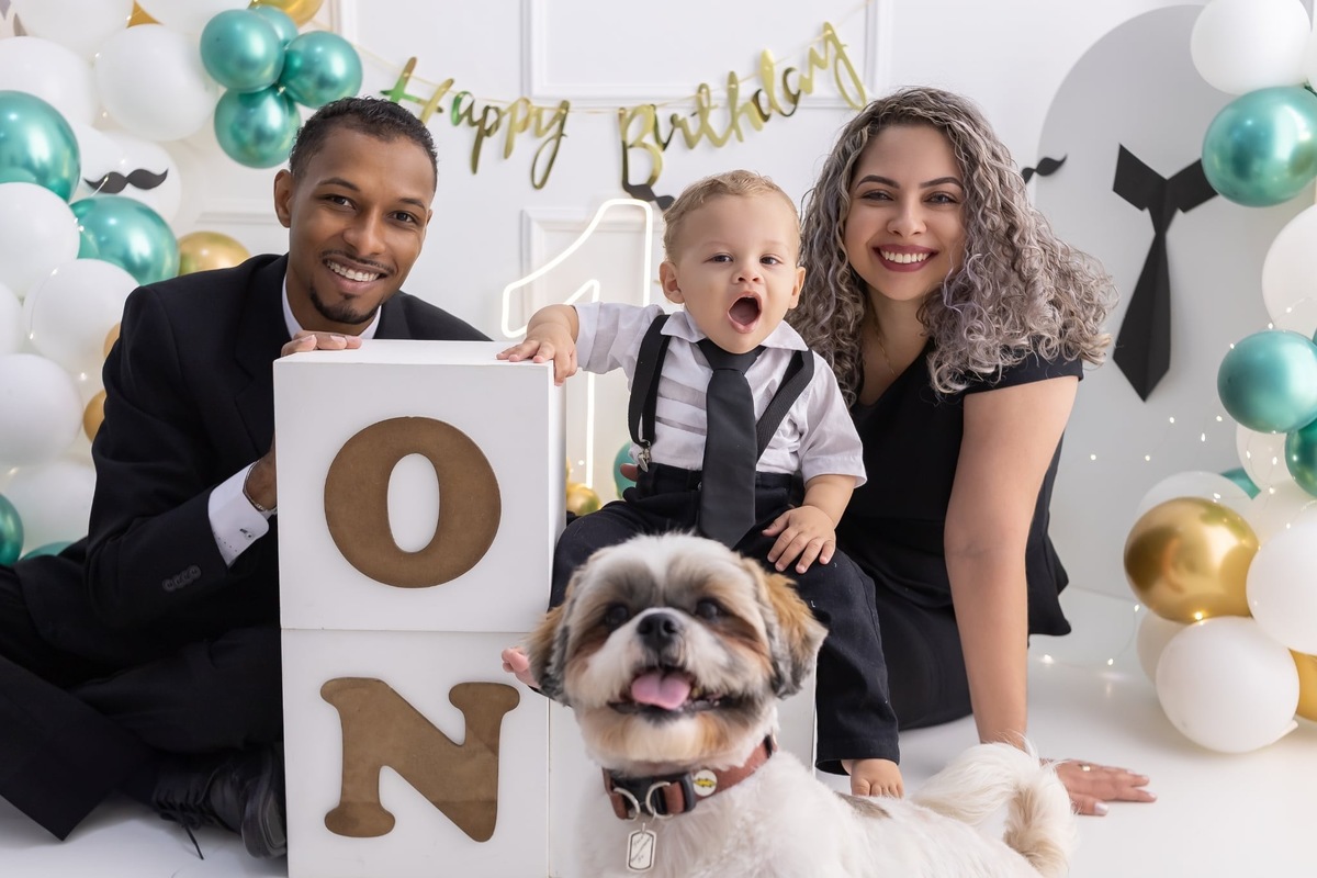 Ensaio de smash the cake em estúdio. Fotografo em Londrina especializado em ensaios de bebes, família e crianças. Momento registrado pela fotografa Giscellayne.