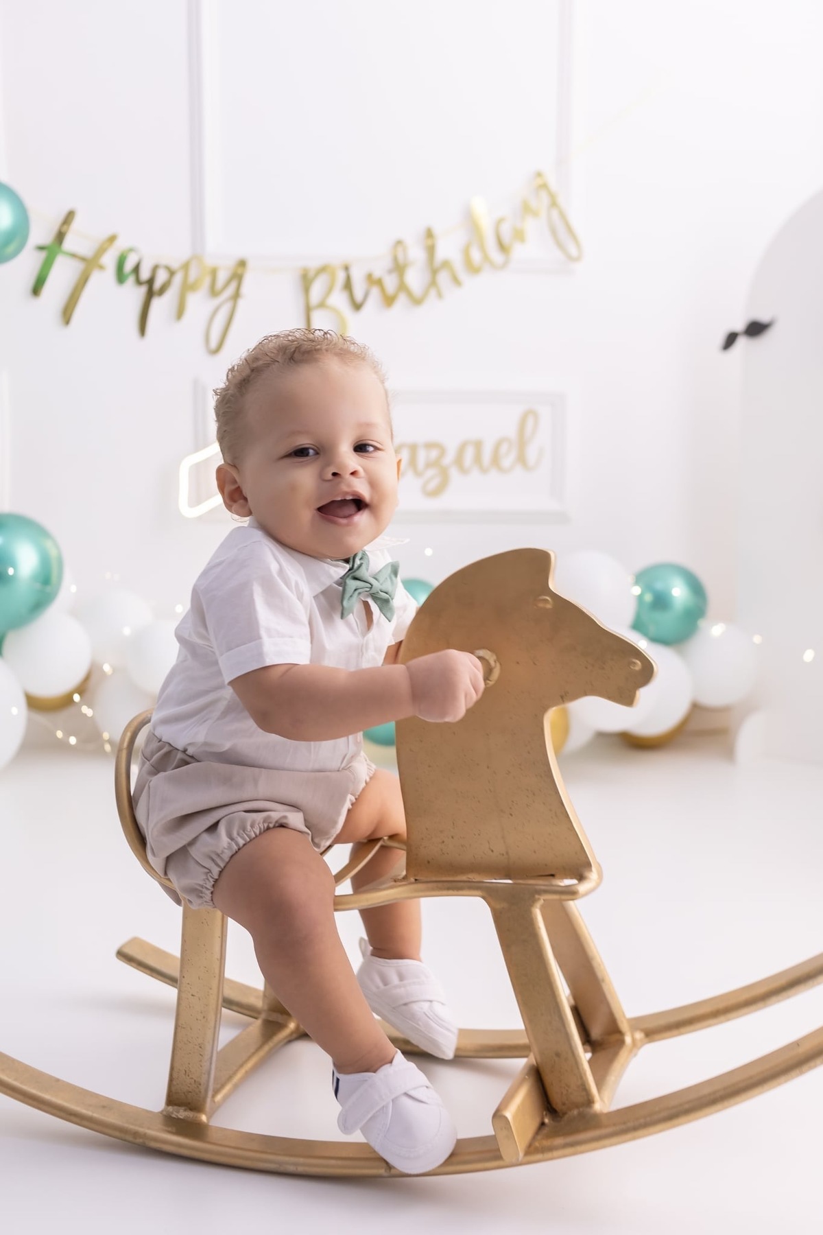 Ensaio de smash the cake em estúdio. Fotografo em Londrina especializado em ensaios de bebes, família e crianças. Momento registrado pela fotografa Giscellayne.