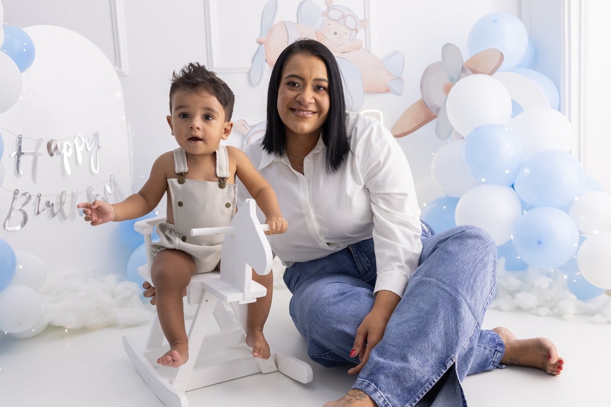Ensaio de smash the cake em estúdio. Fotografo em Londrina especializado em ensaios de bebes, família e crianças. Momento registrado pela fotografa Giscellayne.