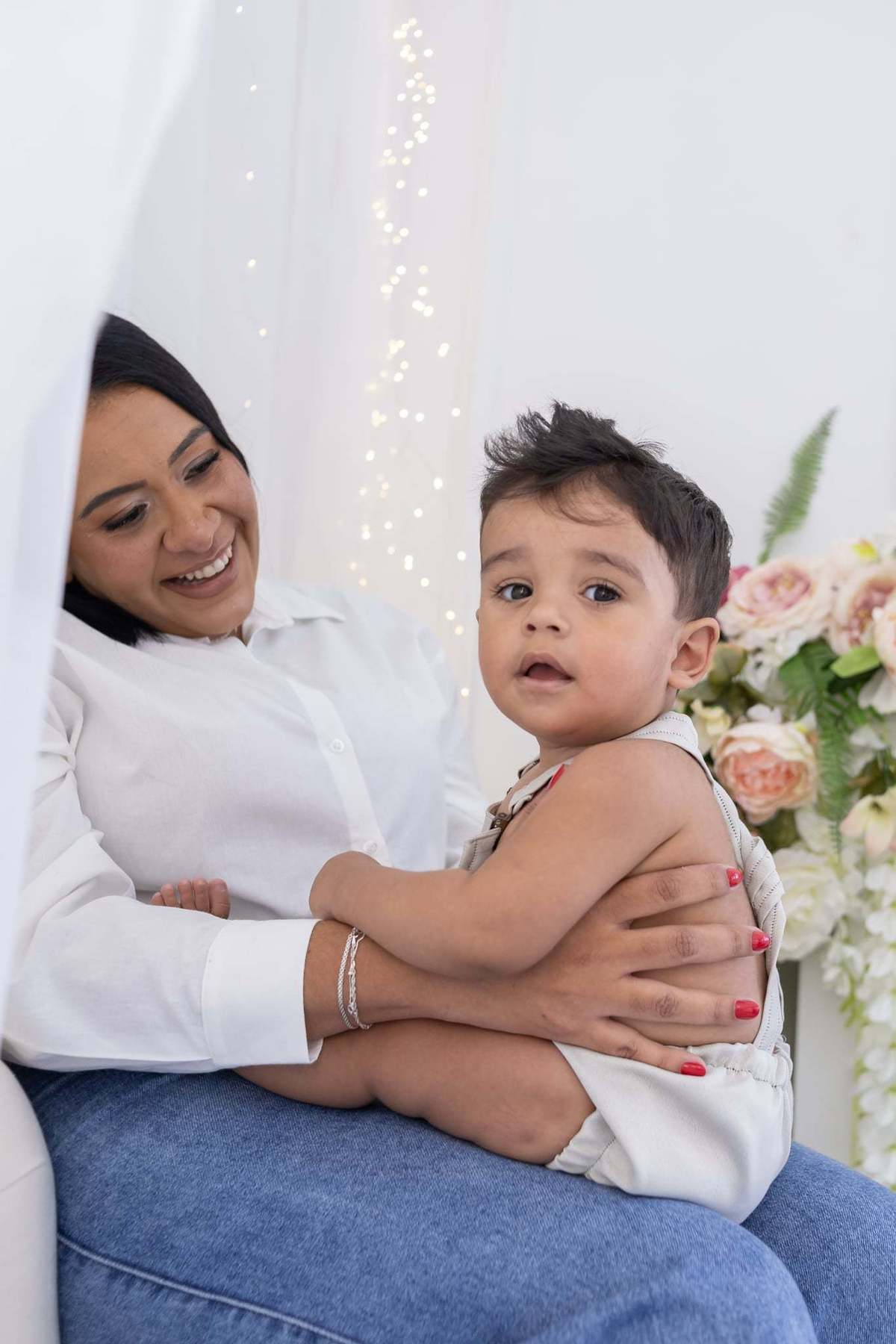 Ensaio de smash the cake em estúdio. Fotografo em Londrina especializado em ensaios de bebes, família e crianças. Momento registrado pela fotografa Giscellayne.