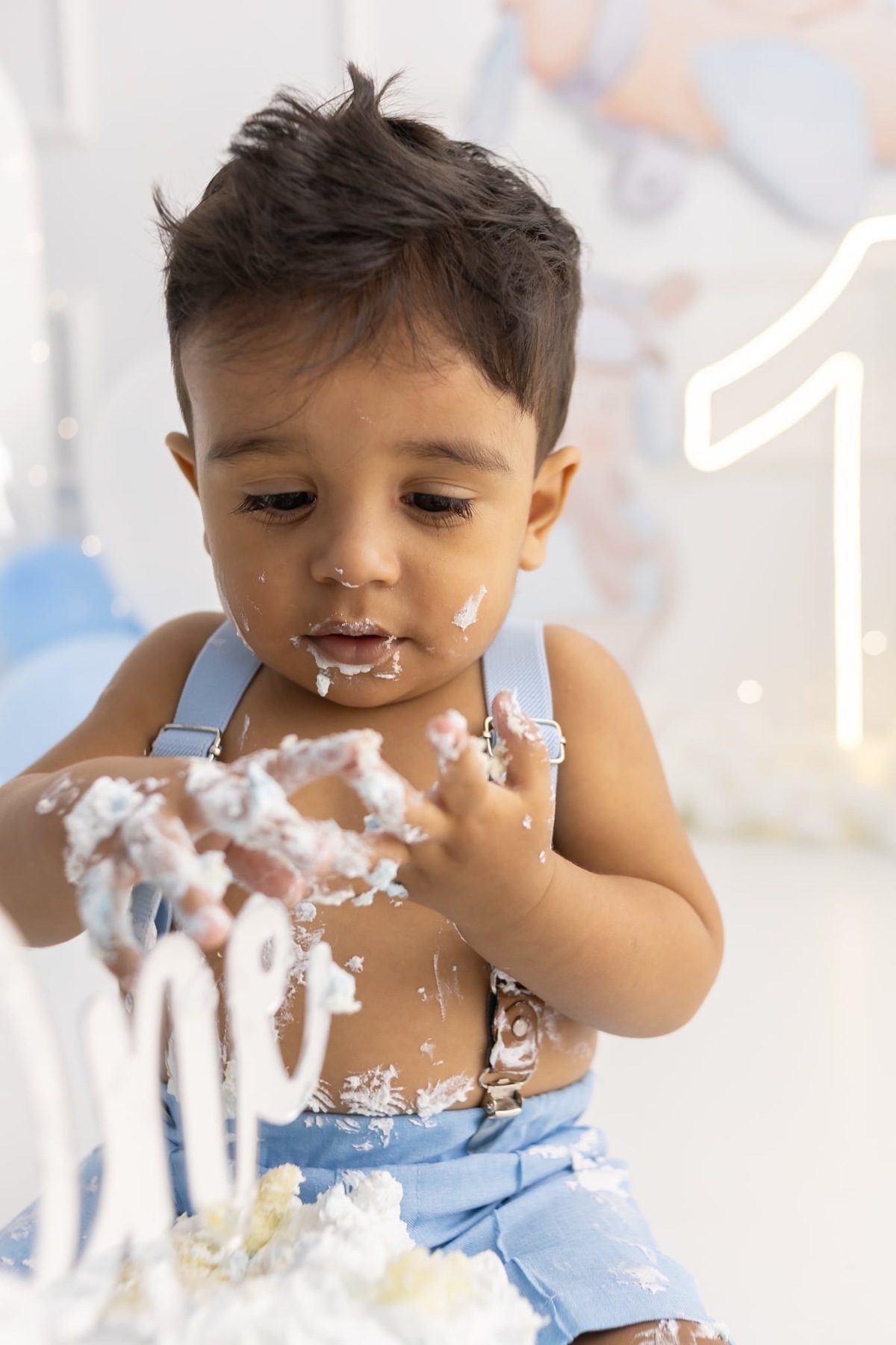 Ensaio de smash the cake em estúdio. Fotografo em Londrina especializado em ensaios de bebes, família e crianças. Momento registrado pela fotografa Giscellayne.