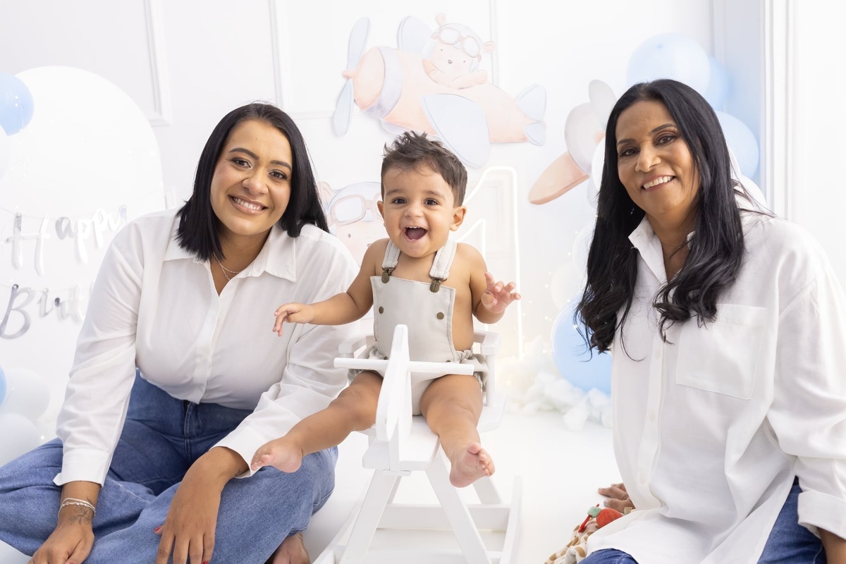 Ensaio de smash the cake em estúdio. Fotografo em Londrina especializado em ensaios de bebes, família e crianças. Momento registrado pela fotografa Giscellayne.