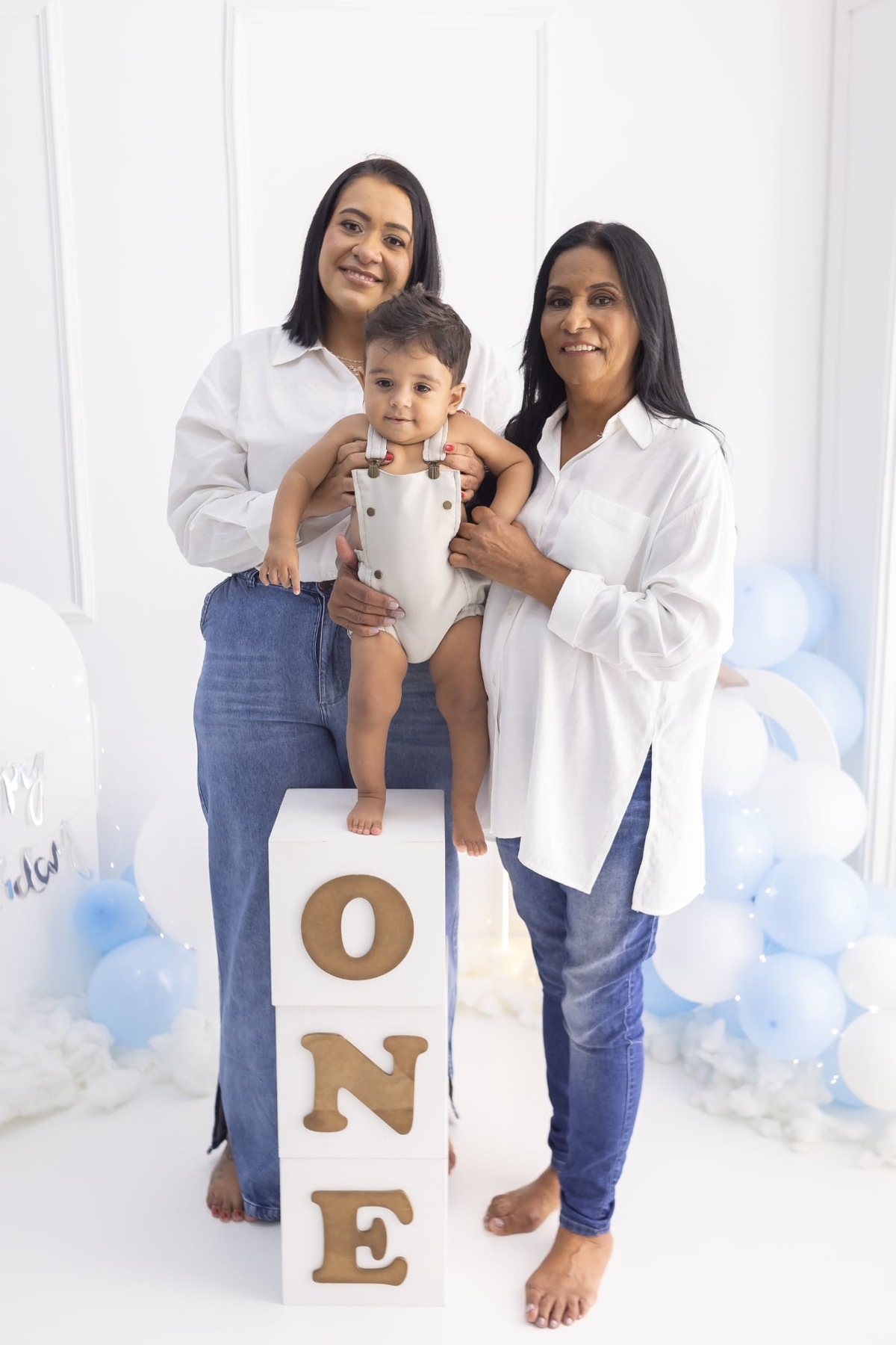 Ensaio de smash the cake em estúdio. Fotografo em Londrina especializado em ensaios de bebes, família e crianças. Momento registrado pela fotografa Giscellayne.