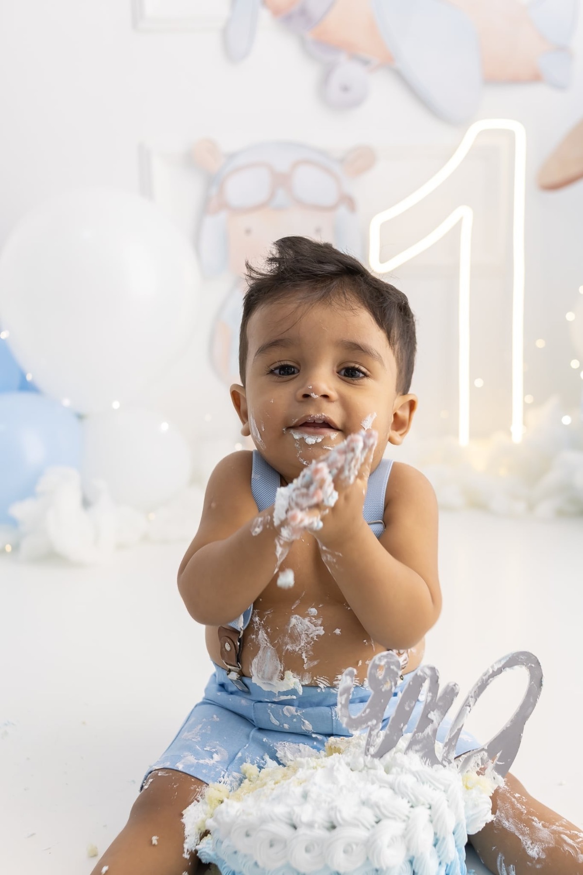 Ensaio de smash the cake em estúdio. Fotografo em Londrina especializado em ensaios de bebes, família e crianças. Momento registrado pela fotografa Giscellayne.