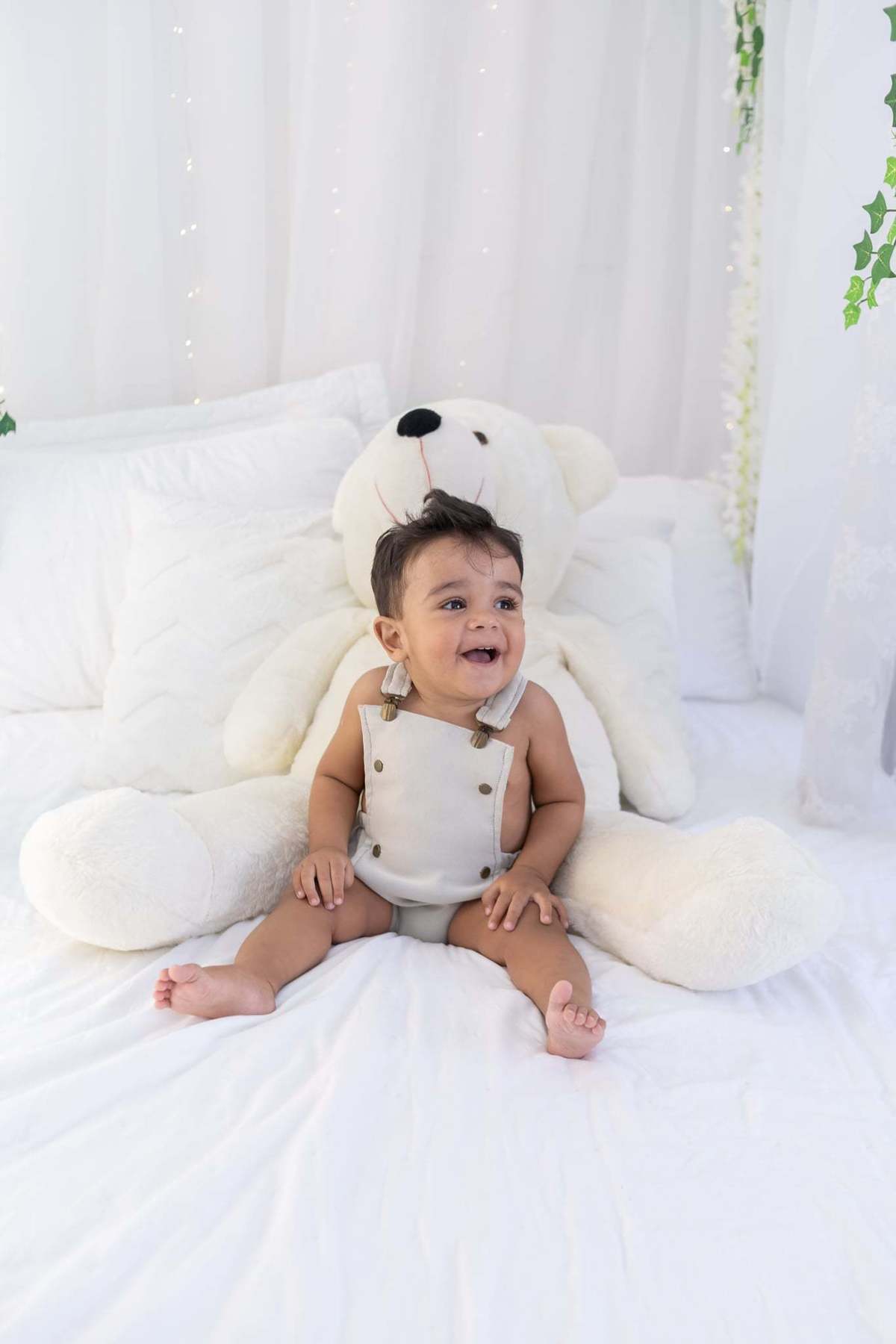 Ensaio de smash the cake em estúdio. Fotografo em Londrina especializado em ensaios de bebes, família e crianças. Momento registrado pela fotografa Giscellayne.