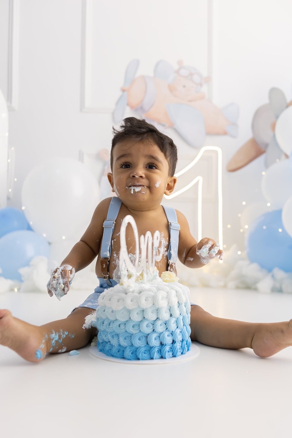 Ensaio de smash the cake em estúdio. Fotografo em Londrina especializado em ensaios de bebes, família e crianças. Momento registrado pela fotografa Giscellayne.