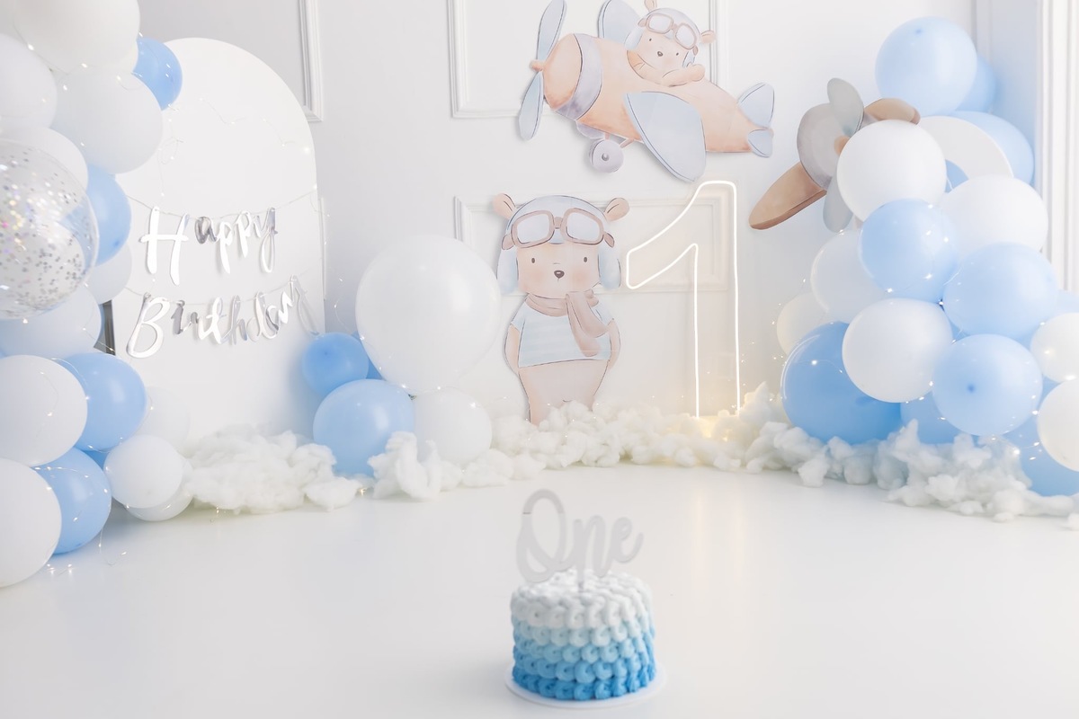 Ensaio de smash the cake em estúdio. Fotografo em Londrina especializado em ensaios de bebes, família e crianças. Momento registrado pela fotografa Giscellayne.