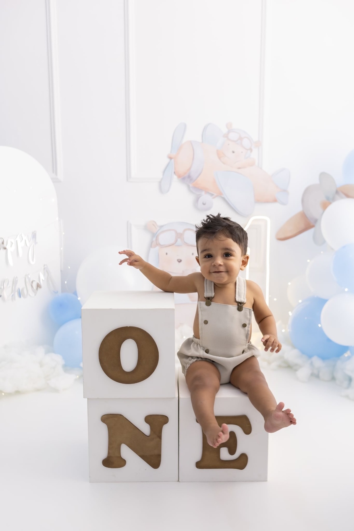 Ensaio de smash the cake em estúdio. Fotografo em Londrina especializado em ensaios de bebes, família e crianças. Momento registrado pela fotografa Giscellayne.