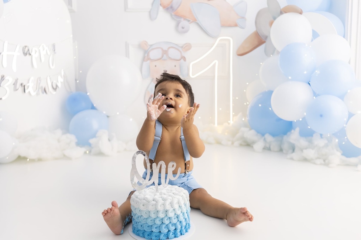 Ensaio de smash the cake em estúdio. Fotografo em Londrina especializado em ensaios de bebes, família e crianças. Momento registrado pela fotografa Giscellayne.