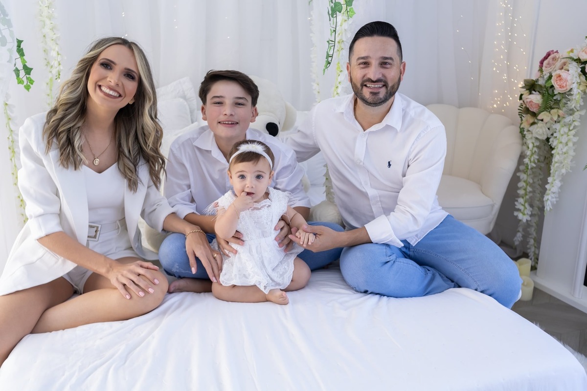 Ensaio de smash the cake em estúdio. Fotografo em Londrina especializado em ensaios de bebes, família e crianças. Momento registrado pela fotografa Giscellayne.