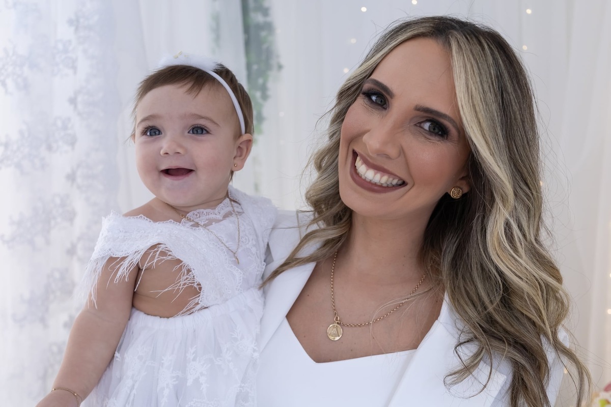 Ensaio de smash the cake em estúdio. Fotografo em Londrina especializado em ensaios de bebes, família e crianças. Momento registrado pela fotografa Giscellayne.