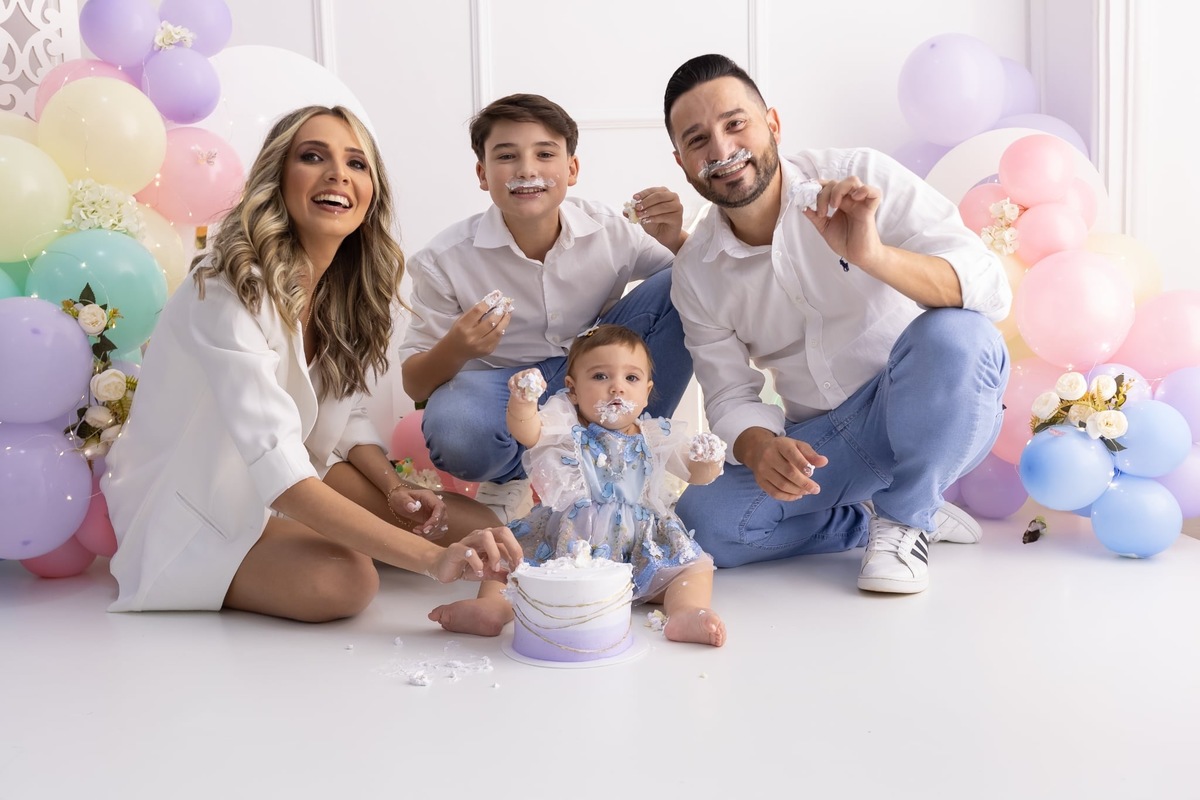 Ensaio de smash the cake em estúdio. Fotografo em Londrina especializado em ensaios de bebes, família e crianças. Momento registrado pela fotografa Giscellayne.