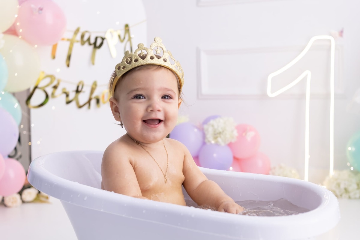 Ensaio de smash the cake em estúdio. Fotografo em Londrina especializado em ensaios de bebes, família e crianças. Momento registrado pela fotografa Giscellayne.