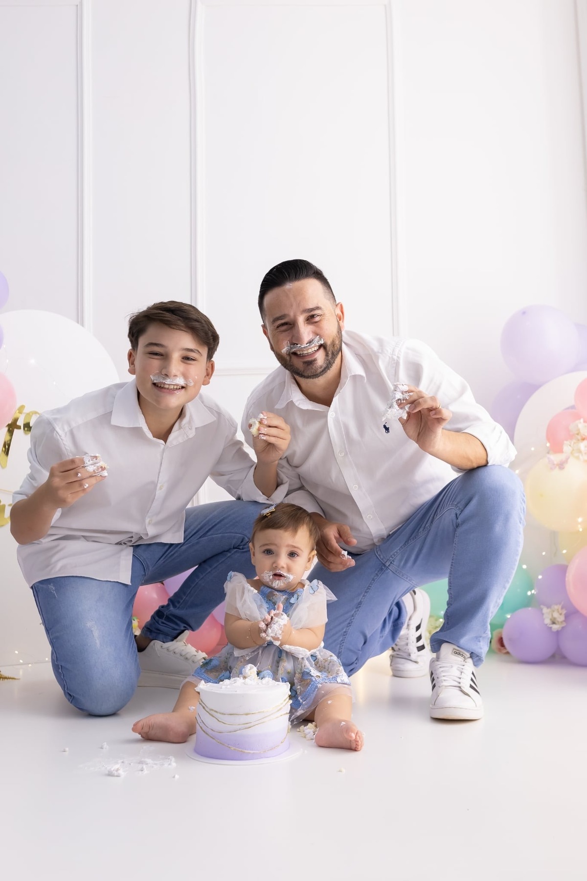Ensaio de smash the cake em estúdio. Fotografo em Londrina especializado em ensaios de bebes, família e crianças. Momento registrado pela fotografa Giscellayne.