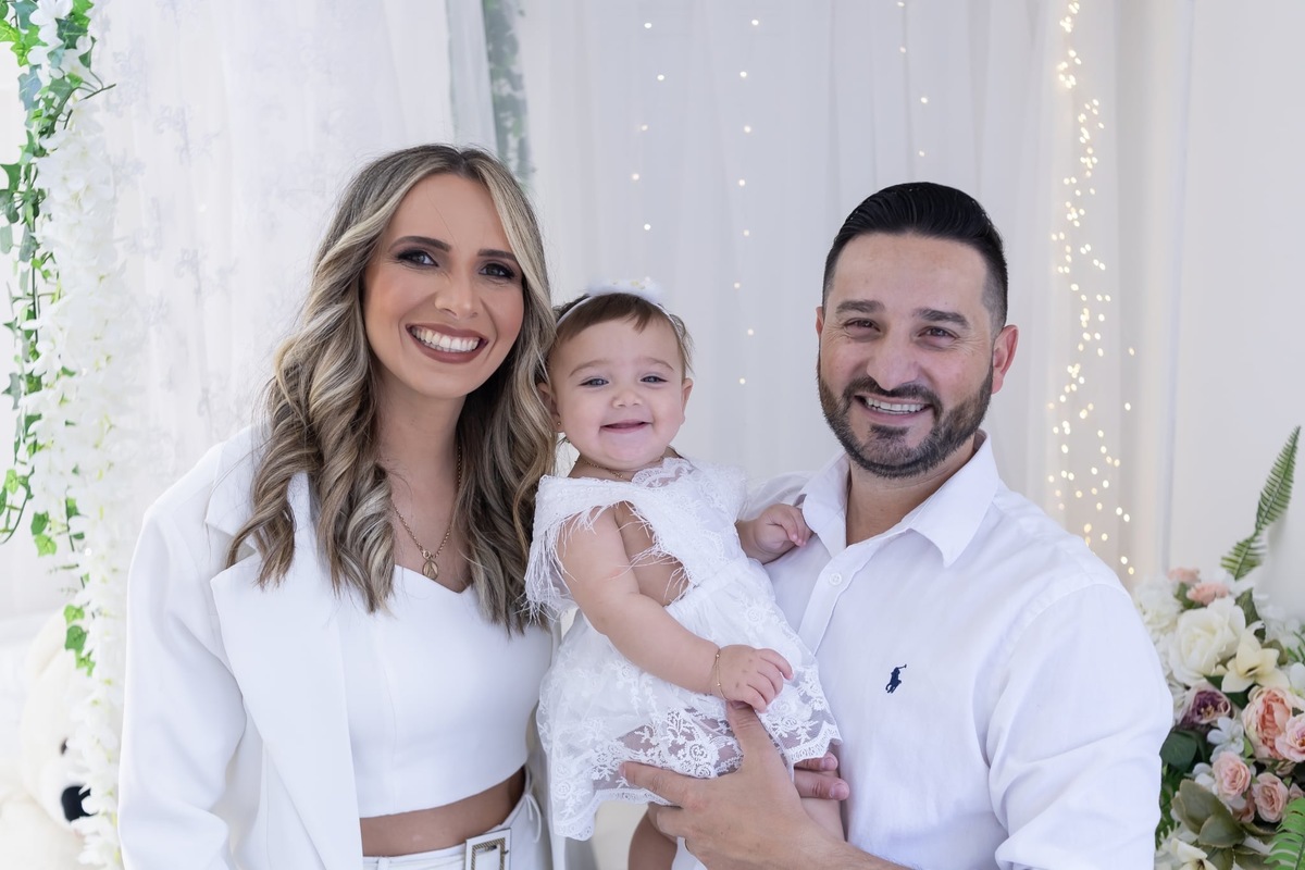Ensaio de smash the cake em estúdio. Fotografo em Londrina especializado em ensaios de bebes, família e crianças. Momento registrado pela fotografa Giscellayne.