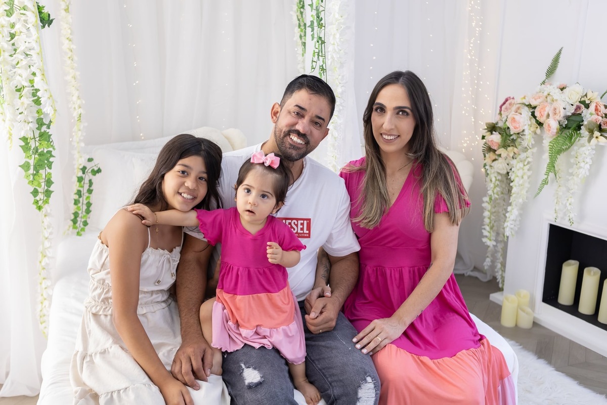Ensaio de smash the cake em estúdio. Fotografo em Londrina especializado em ensaios de bebes, família e crianças. Momento registrado pela fotografa Giscellayne.
