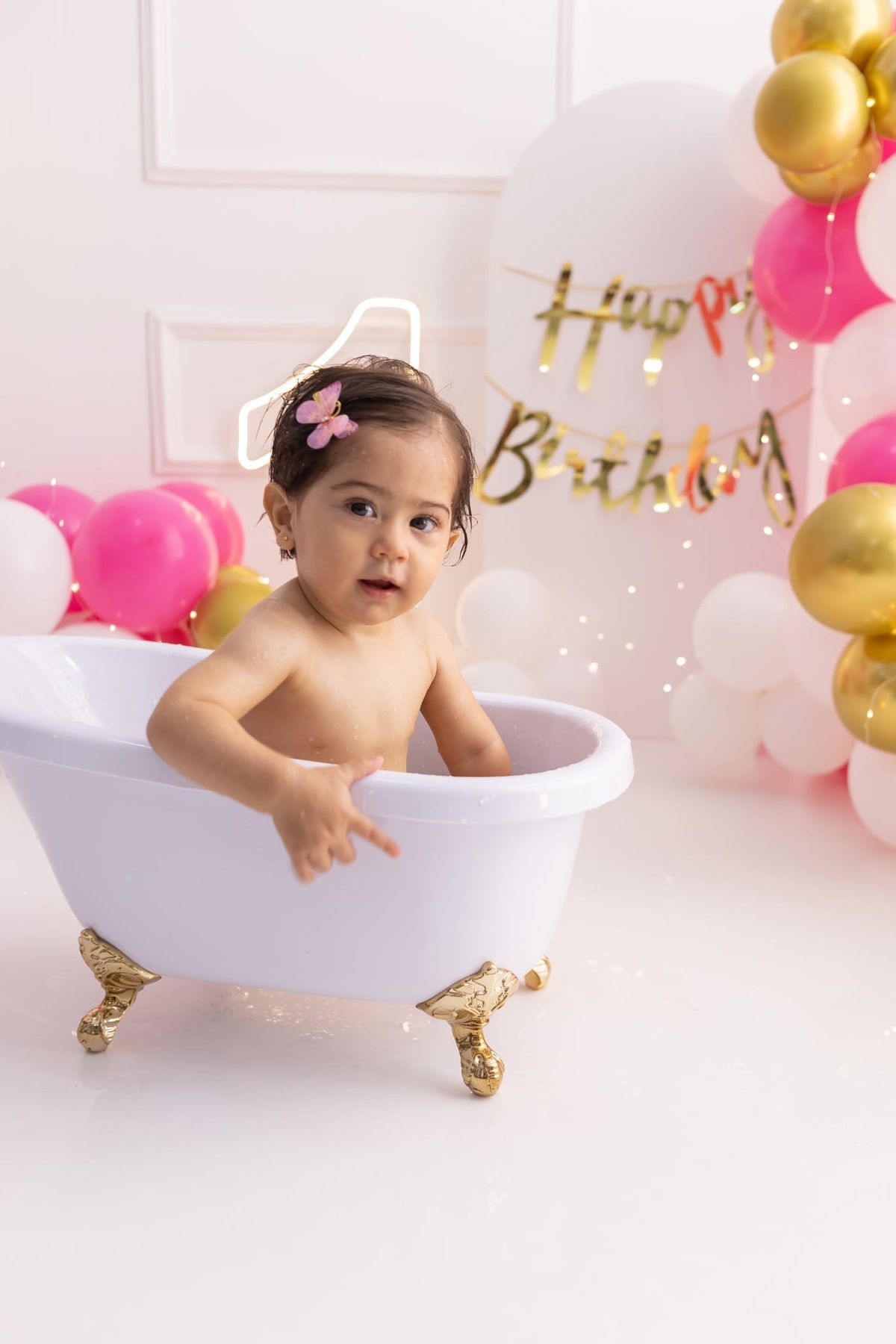 Ensaio de smash the cake em estúdio. Fotografo em Londrina especializado em ensaios de bebes, família e crianças. Momento registrado pela fotografa Giscellayne.