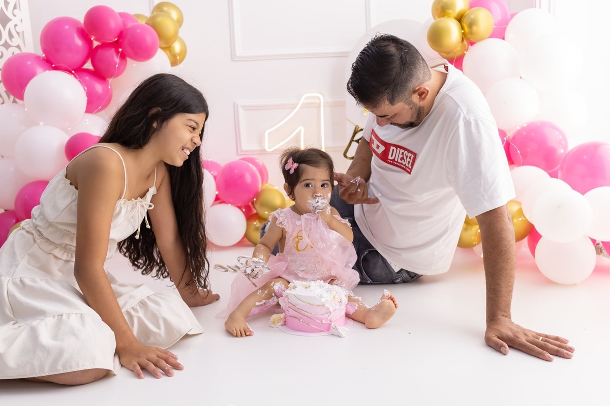 Ensaio de smash the cake em estúdio. Fotografo em Londrina especializado em ensaios de bebes, família e crianças. Momento registrado pela fotografa Giscellayne.