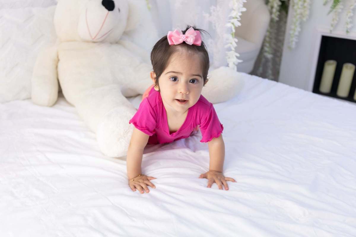 Ensaio de smash the cake em estúdio. Fotografo em Londrina especializado em ensaios de bebes, família e crianças. Momento registrado pela fotografa Giscellayne.