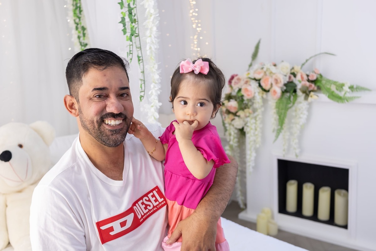 Ensaio de smash the cake em estúdio. Fotografo em Londrina especializado em ensaios de bebes, família e crianças. Momento registrado pela fotografa Giscellayne.