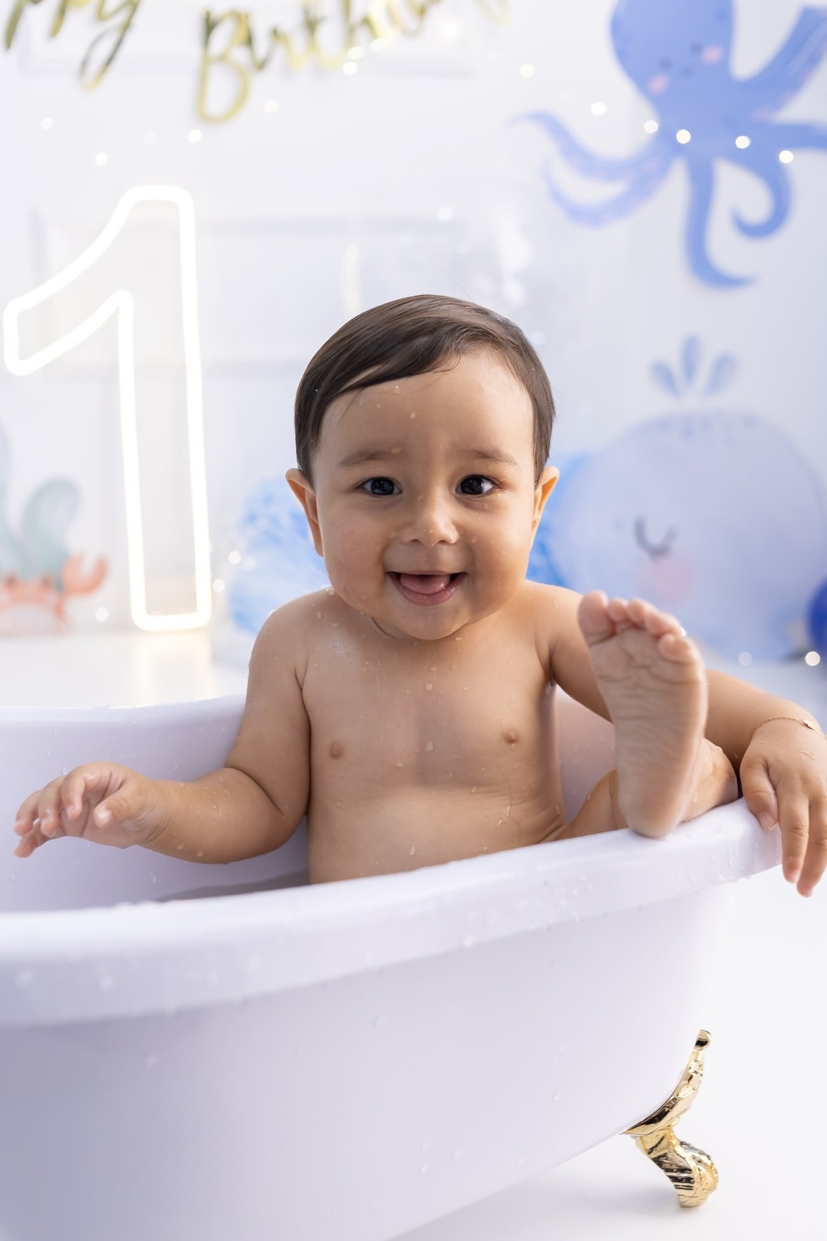 Ensaio de smash the cake em estúdio. Fotografo em Londrina especializado em ensaios de bebes, família e crianças. Momento registrado pela fotografa Giscellayne.