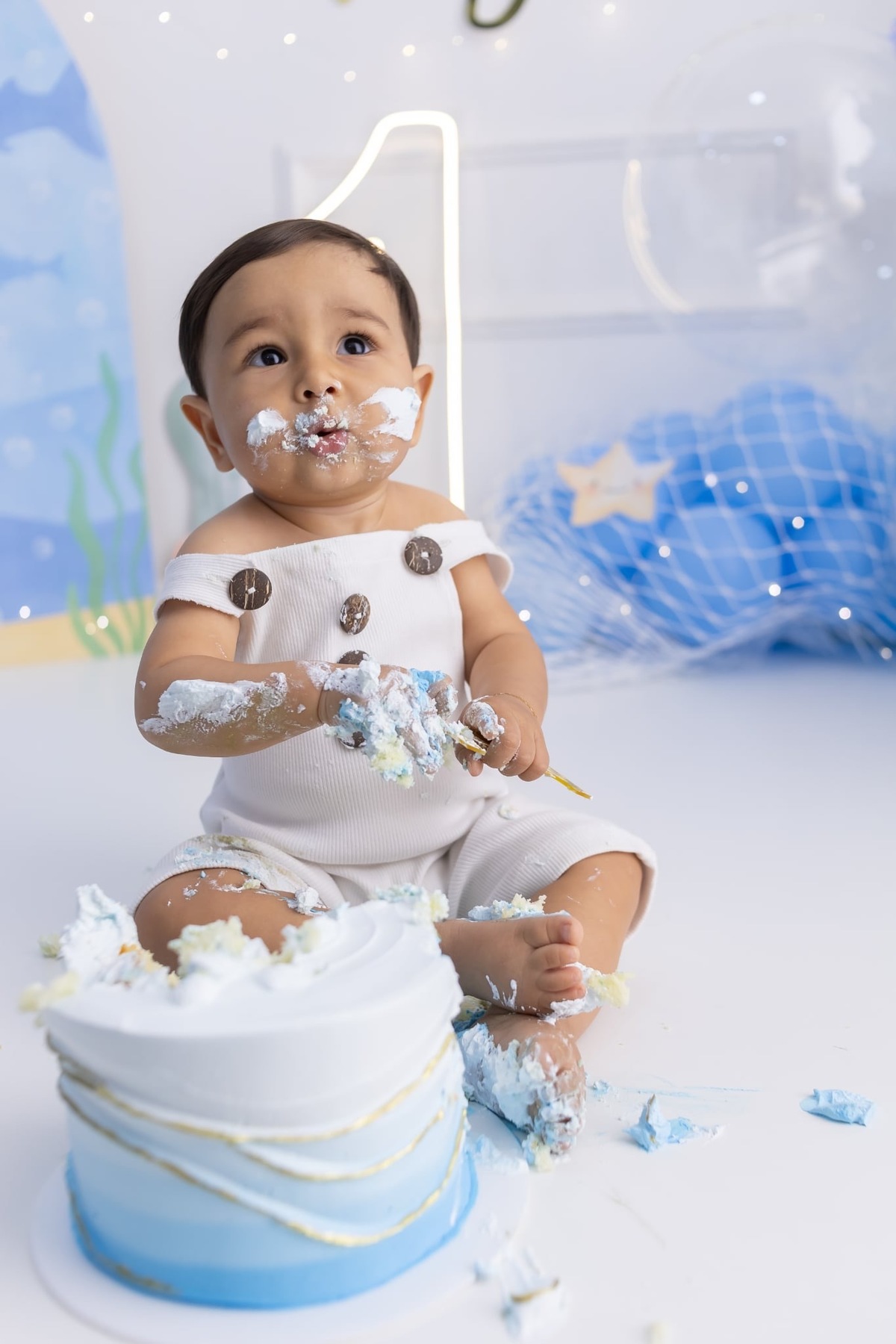 Ensaio de smash the cake em estúdio. Fotografo em Londrina especializado em ensaios de bebes, família e crianças. Momento registrado pela fotografa Giscellayne.