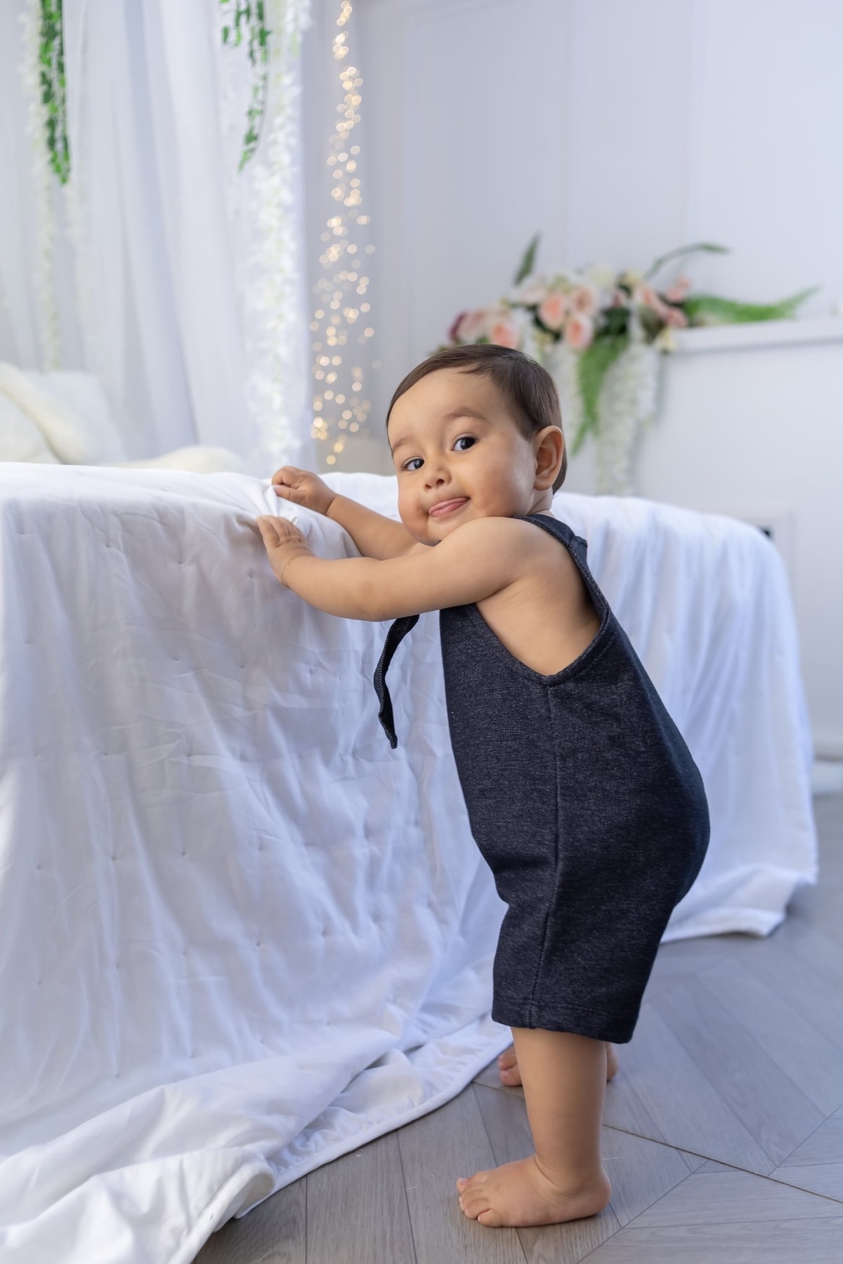 Ensaio de smash the cake em estúdio. Fotografo em Londrina especializado em ensaios de bebes, família e crianças. Momento registrado pela fotografa Giscellayne.