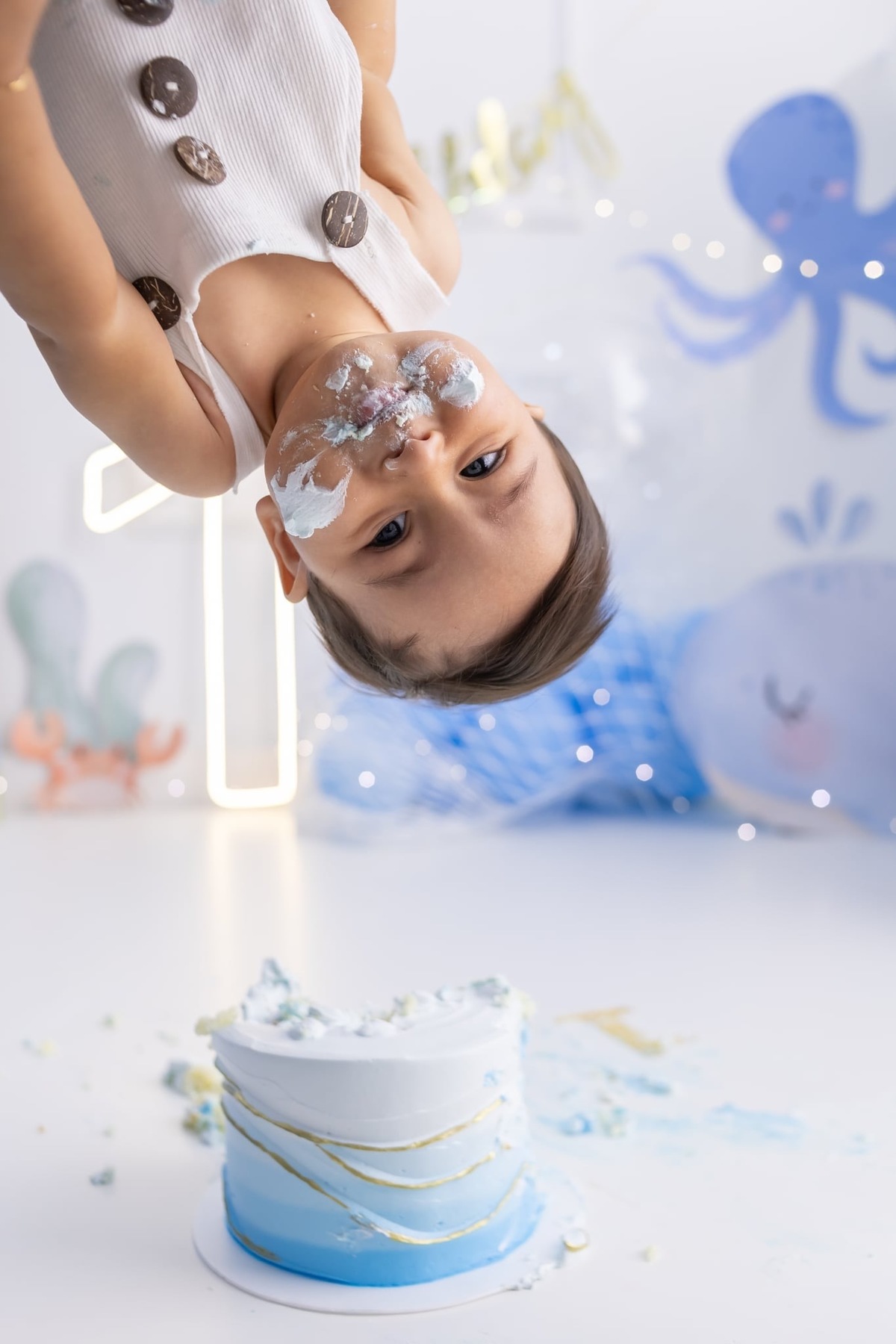 Ensaio de smash the cake em estúdio. Fotografo em Londrina especializado em ensaios de bebes, família e crianças. Momento registrado pela fotografa Giscellayne.