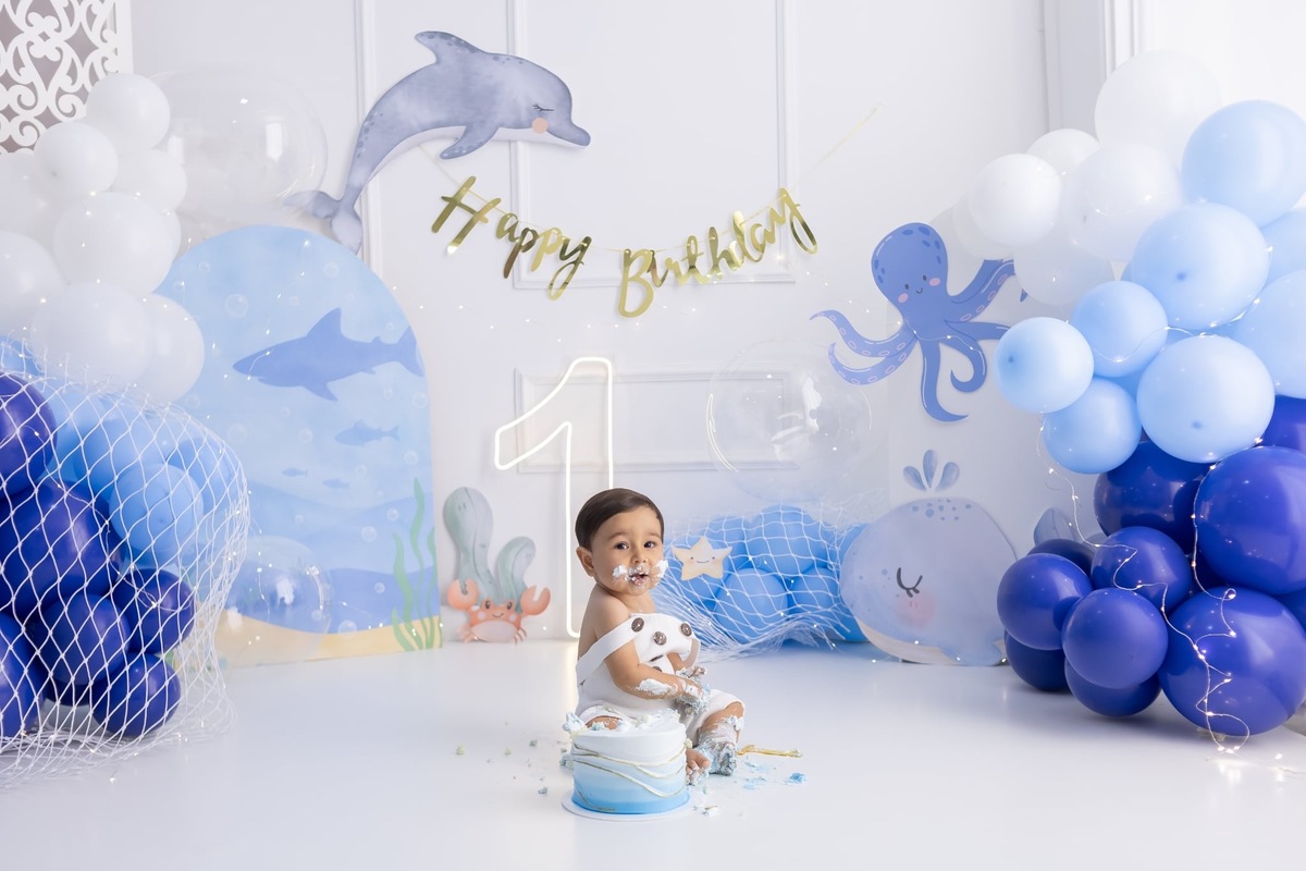 Ensaio de smash the cake em estúdio. Fotografo em Londrina especializado em ensaios de bebes, família e crianças. Momento registrado pela fotografa Giscellayne.