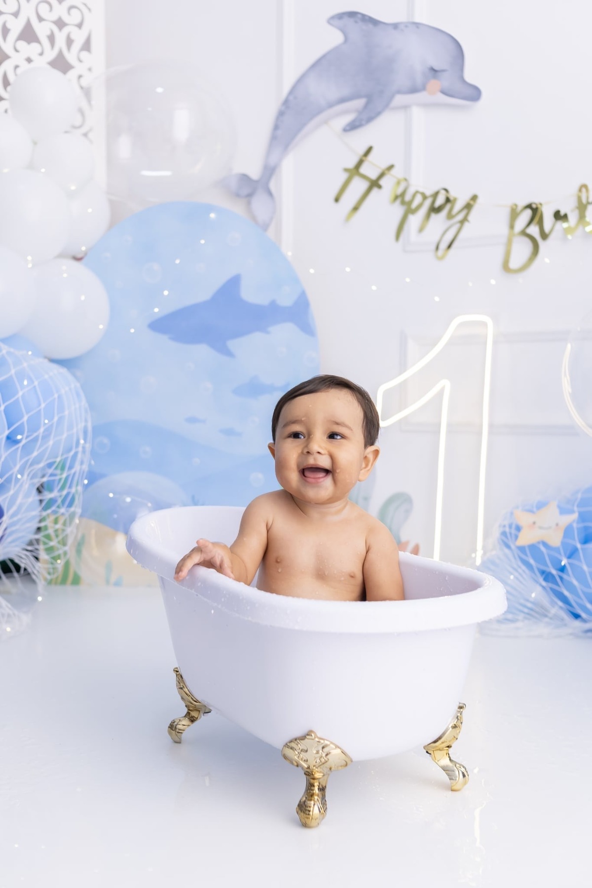 Ensaio de smash the cake em estúdio. Fotografo em Londrina especializado em ensaios de bebes, família e crianças. Momento registrado pela fotografa Giscellayne.