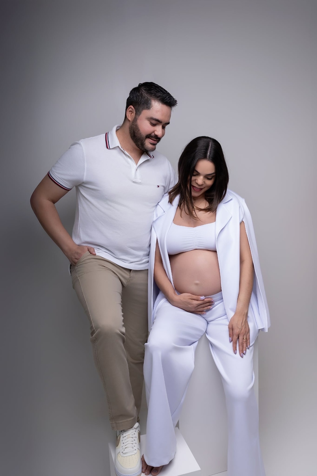 Ensaio de gestante em estúdio. Fotografo em Londrina especializado em ensaios de bebes, família e crianças. Momento registrado pela fotografa Giscellayne.