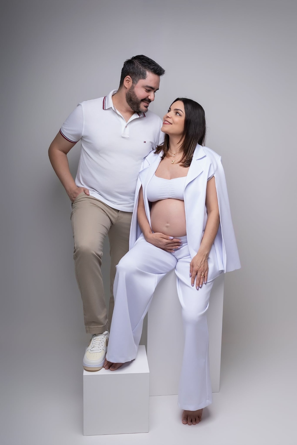 Ensaio de gestante em estúdio. Fotografo em Londrina especializado em ensaios de bebes, família e crianças. Momento registrado pela fotografa Giscellayne.